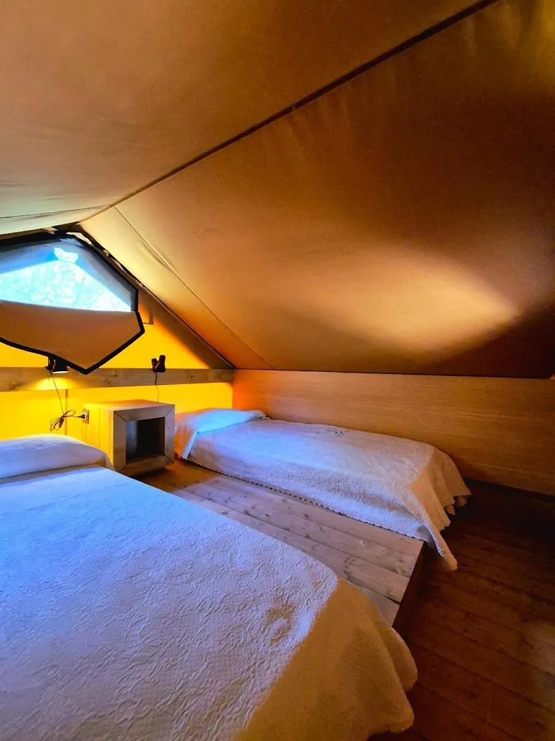 ラグジュアリーテント Glamping Suite Rosso Baccara Monsummano Terme イタリア