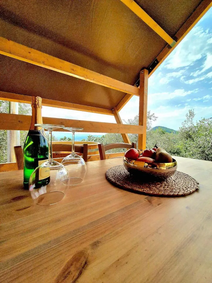 Glamping Suite Rosso Baccara Monsummano Terme ラグジュアリーテント